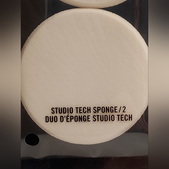 MAC Cosmetics *STUDIO TECH SPONGE* / 2 Sponges / New in box - Picture 2 of 3